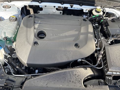 Used 2025 Volvo XC40 B5 Plus image 7