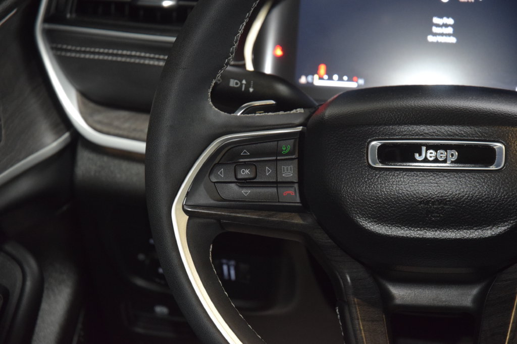 Used 2025 Jeep Grand Cherokee L Limited AWD/4WD image 38