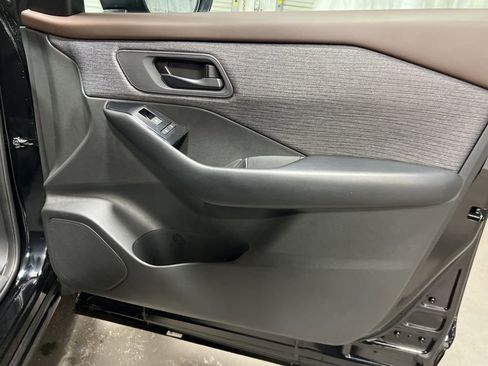 Used 2023 Nissan Rogue S image 10