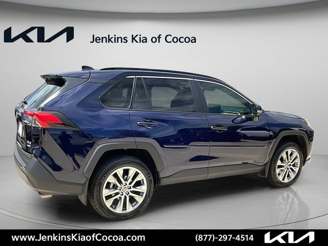 Used 2022 Toyota RAV4 XLE Premium AWD/4WD image 4