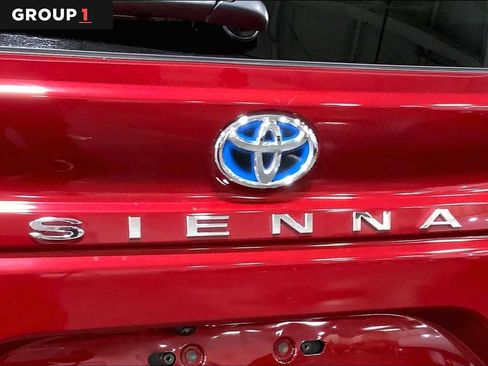 Certified 2022 Toyota Sienna Limited image 9