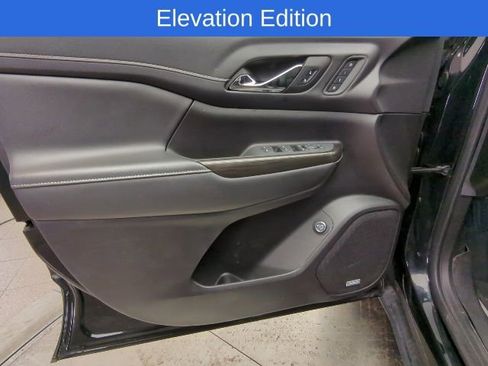 Used 2023 GMC Acadia SLT w/ Elevation Edition image 12