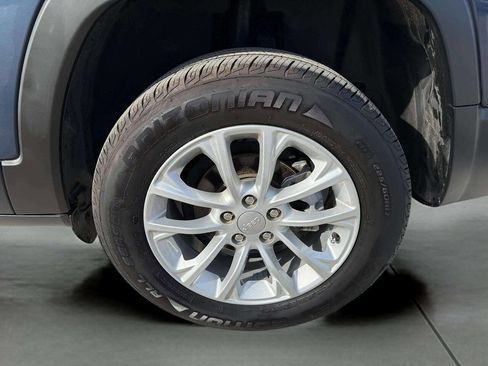 Used 2020 Jeep Cherokee Latitude FWD image 22