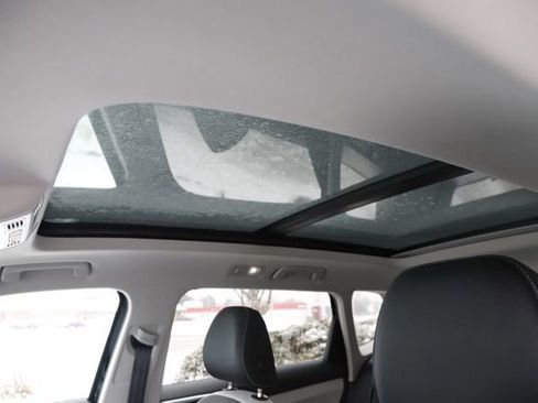 Used 2025 Volkswagen Taos SE w/ Panoramic Sunroof Package image 15