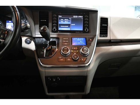 Used 2019 Toyota Sienna XLE FWD image 23