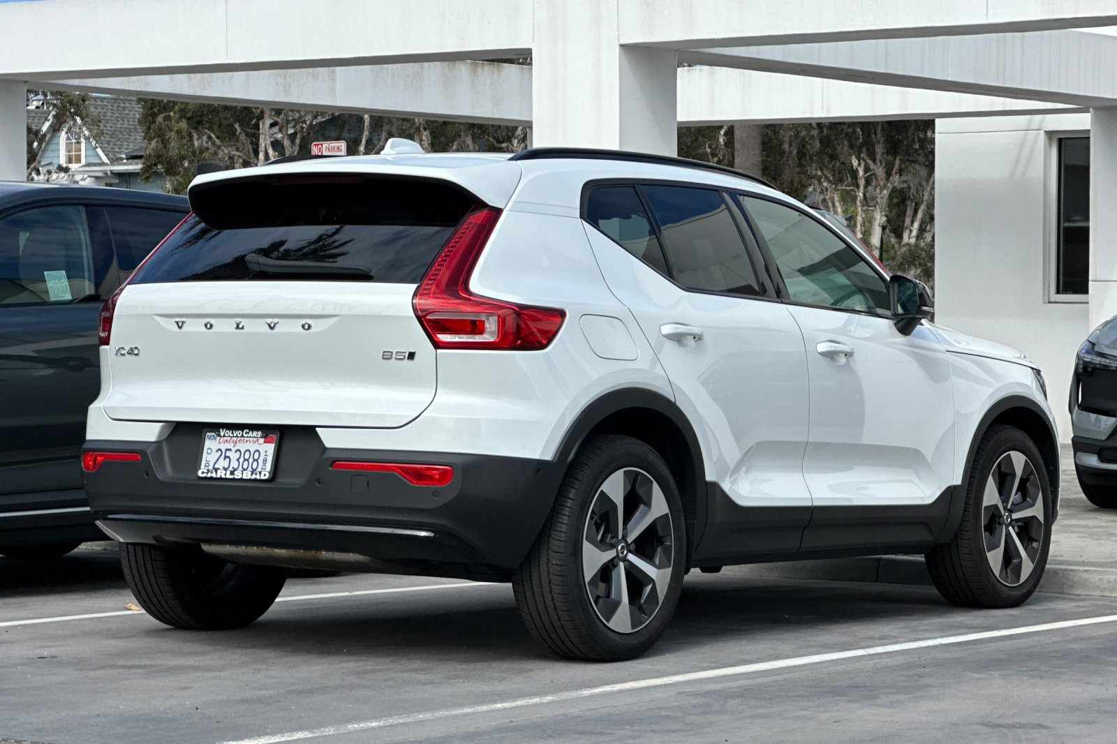 Certified 2025 Volvo XC40 B5 Plus AWD/4WD image 4
