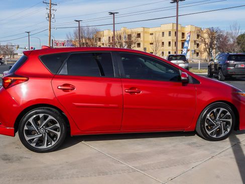 Used 2018 Toyota Corolla iM image 9