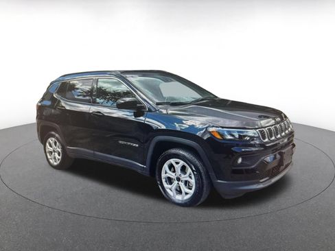 Used 2025 Jeep Compass Latitude AWD/4WD image 3
