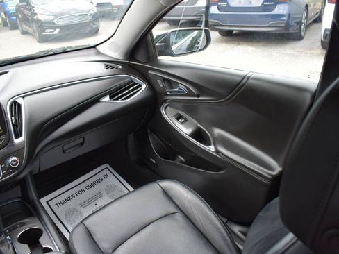 Used 2018 Chevrolet Malibu LT w/ Leather Package FWD image 14