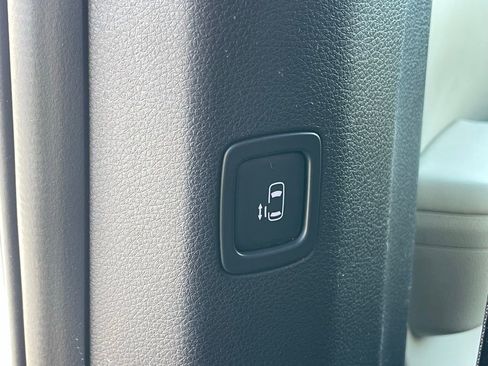 Used 2024 Kia Carnival EX image 13