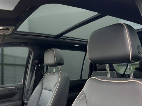 Used 2023 GMC Yukon XL SLT w/ SLT Luxury Package image 19