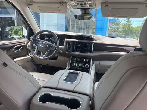 Used 2021 GMC Yukon XL Denali w/ Denali Premium Package AWD/4WD image 11