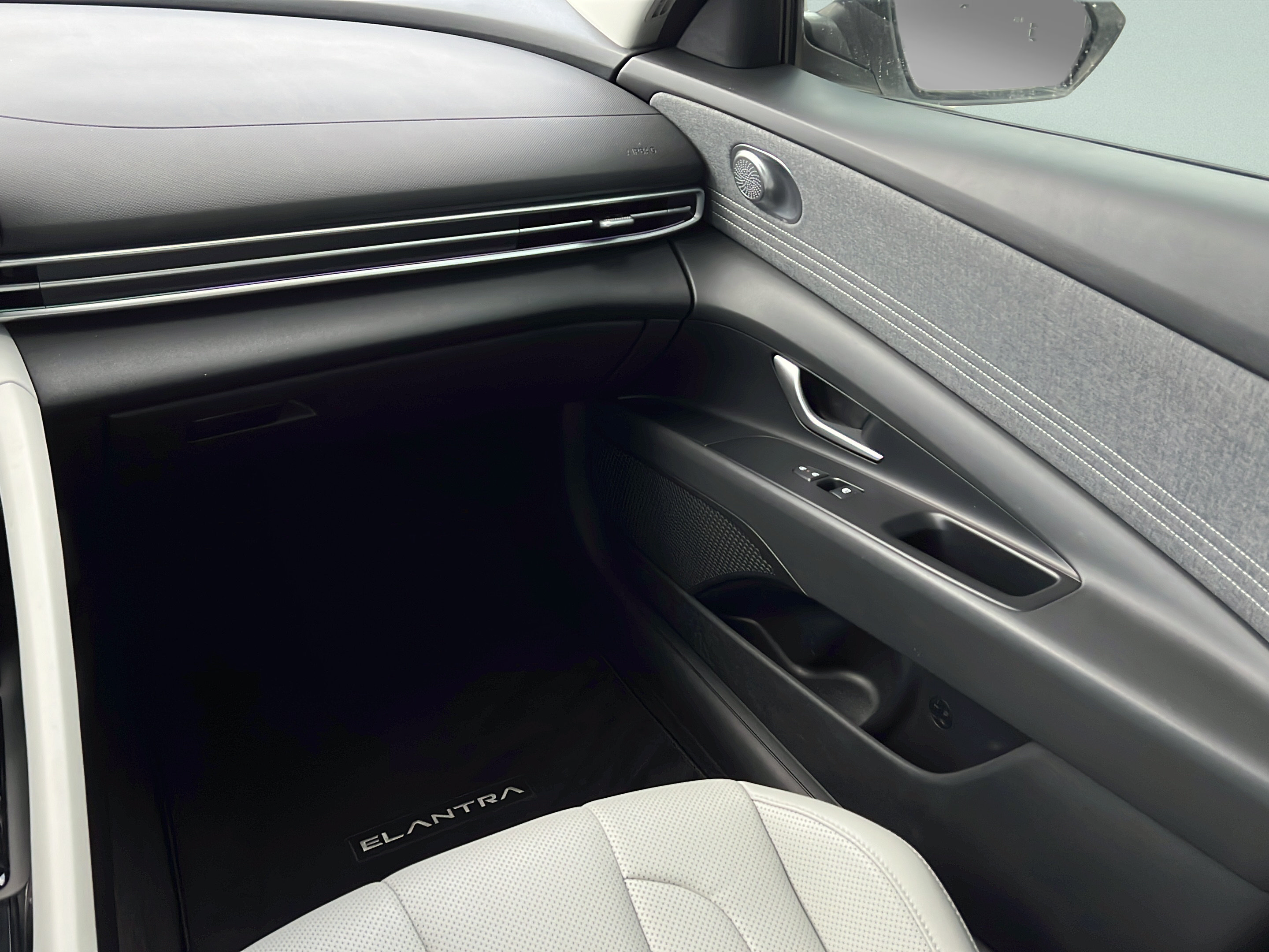 Certified 2025 Hyundai Elantra Limited FWD image 18