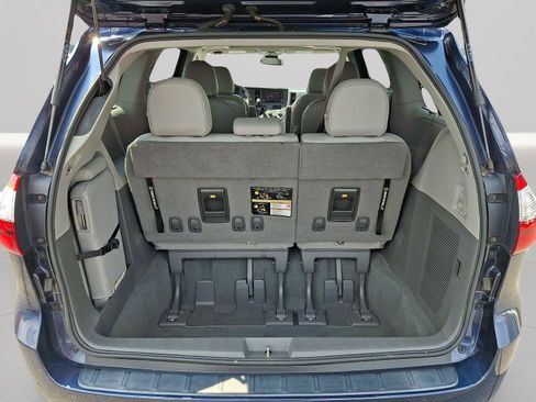 Used 2020 Toyota Sienna XLE Premium w/ Carpet Mat Package FWD image 26