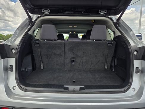 Used 2025 Toyota Highlander LE FWD image 35