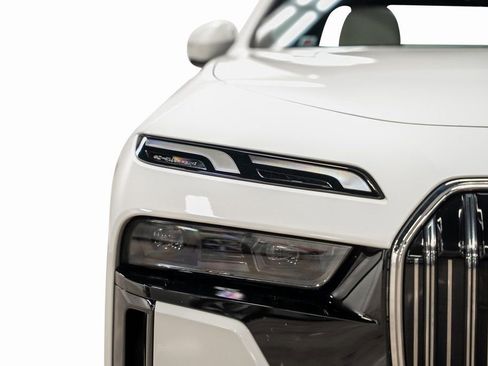 Used 2023 BMW 740i w/ Luxury Rear Seating Package image 8