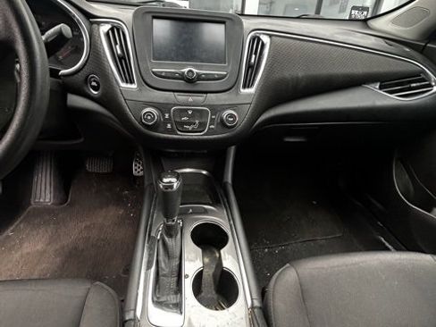 Used 2017 Chevrolet Malibu LT image 8