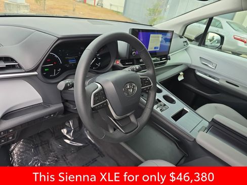 Used 2025 Toyota Sienna XLE image 24