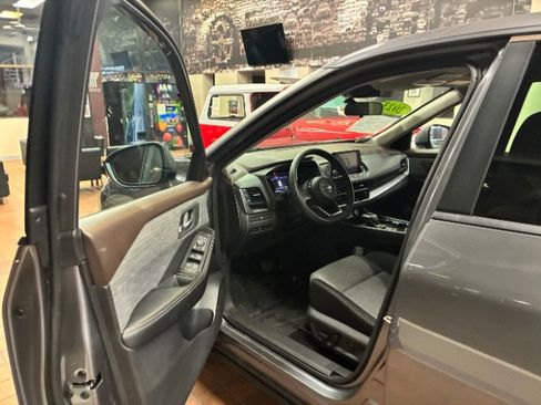 Used 2023 Nissan Rogue SV image 19