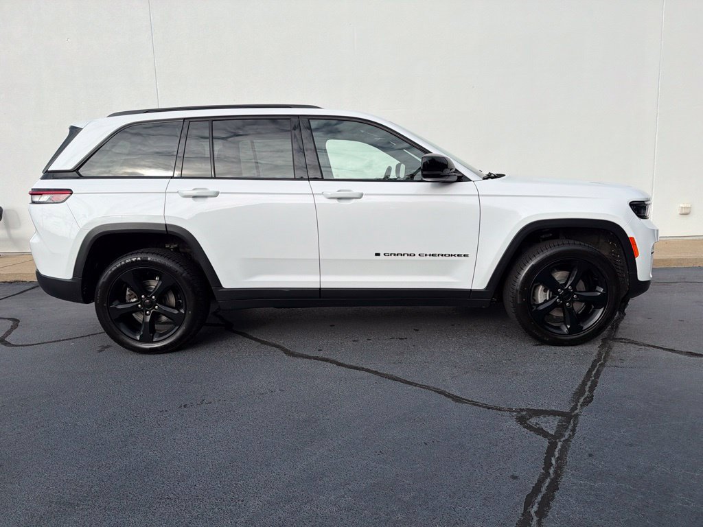 Used 2023 Jeep Grand Cherokee Altitude AWD/4WD image 7