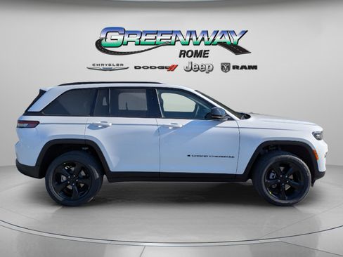 New 2025 Jeep Grand Cherokee Laredo image 8
