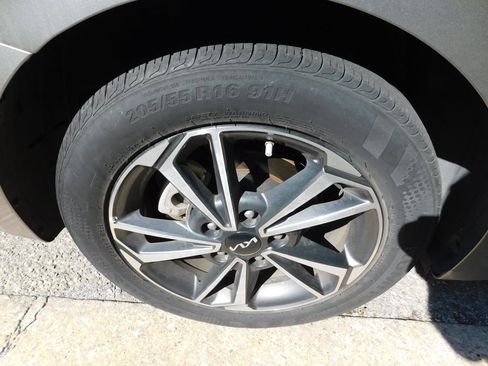 Used 2023 Kia Forte LXS FWD image 7