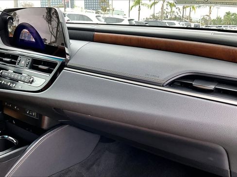 Certified 2024 Lexus ES 300h w/ Premium Package image 17