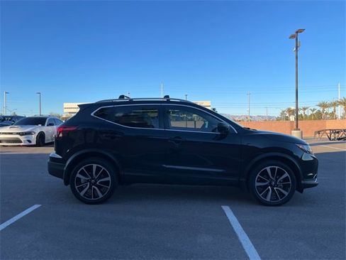 Used 2017 Nissan Rogue Sport SL w/ SL Premium Package image 2