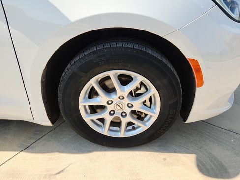 Used 2023 Chrysler Pacifica Touring-L FWD image 7