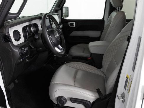 Used 2022 Jeep Wrangler Unlimited Sahara AWD/4WD image 19