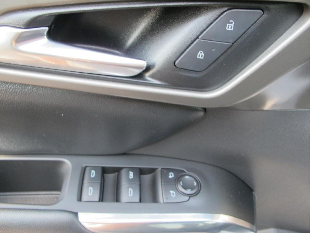 Used 2025 Chevrolet Traverse LT w/ Driver Confidence Package FWD image 10
