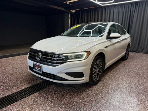 Used 2019 Volkswagen Jetta SEL w/ Cold Weather Package FWD image 3