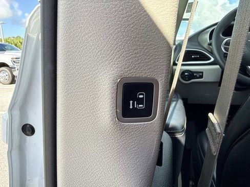 Used 2023 Chrysler Pacifica Touring-L FWD image 19