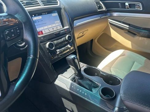 Used 2017 Ford Explorer XLT w/ Equipment Group 202A FWD image 11