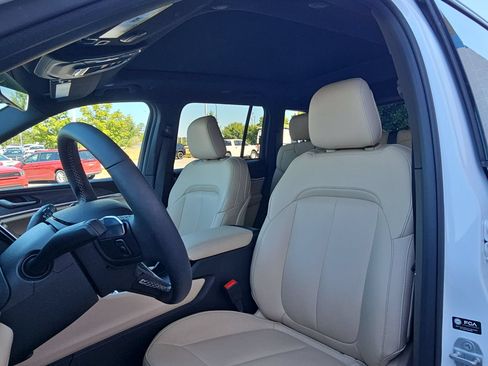 Used 2025 Jeep Grand Cherokee Limited w/ Trailer Tow Package AWD/4WD image 22