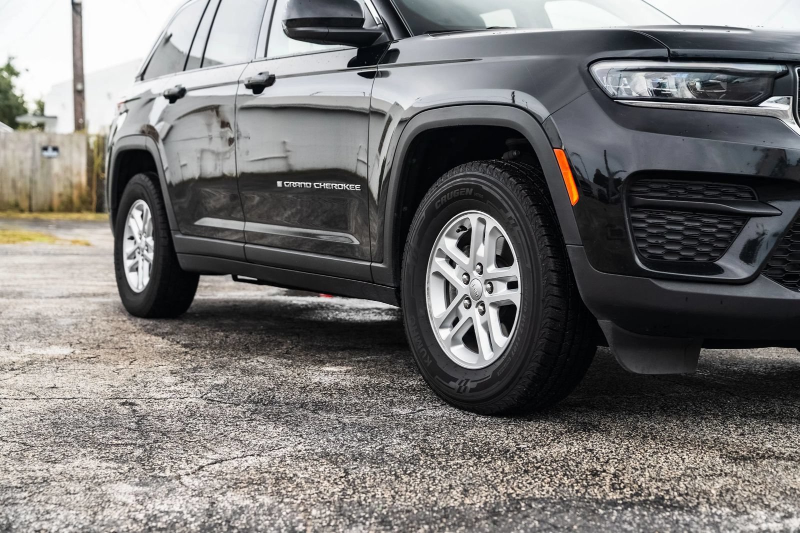 Used 2023 Jeep Grand Cherokee Laredo w/ Trailer Tow Prep Group (B) AWD/4WD image 3