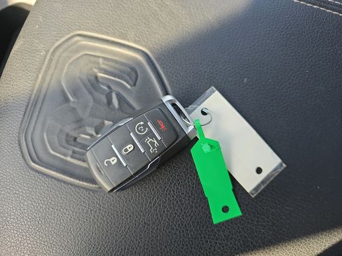 Used 2019 RAM 1500 Laramie AWD/4WD image 36