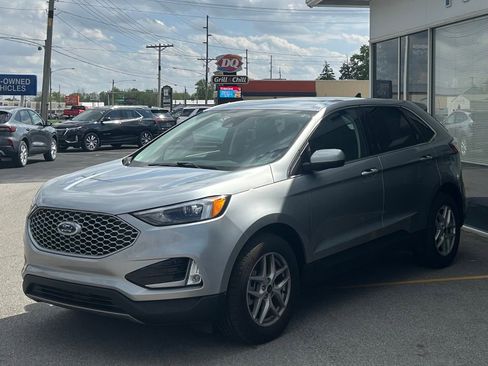 Used 2024 Ford Edge SEL w/ Convenience Package AWD/4WD image 3