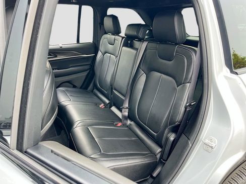 Certified 2025 Jeep Grand Cherokee Limited w/ Luxury Tech Group II AWD/4WD image 25