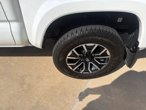 Used 2020 Toyota Tacoma TRD Sport w/ Technology Package AWD/4WD image 15