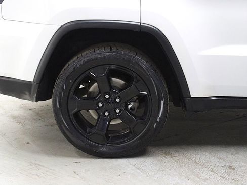 Used 2018 Jeep Grand Cherokee Laredo AWD/4WD image 38