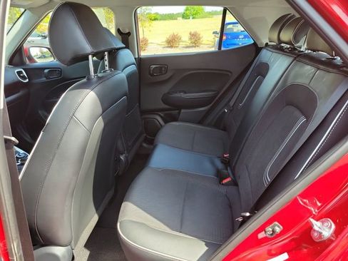 Used 2025 Hyundai Venue Limited FWD image 11
