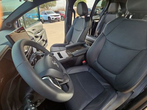 Used 2025 Toyota Sienna Limited image 16
