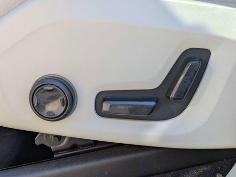 Used 2018 Volvo XC90 T6 Momentum w/ Convenience Package image 27