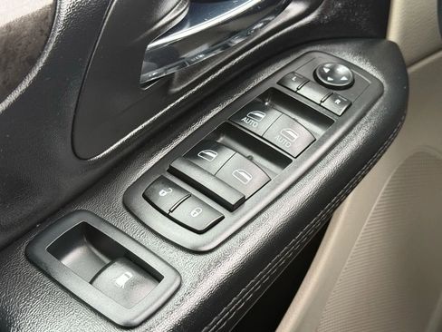 Used 2019 Dodge Grand Caravan SE w/ UConnect Hands-Free Group image 45