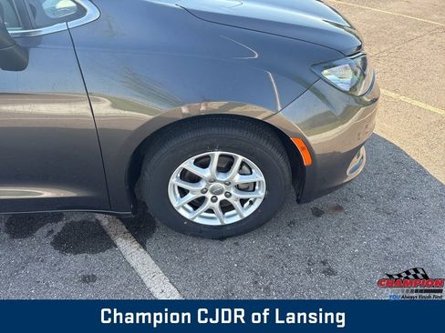 Used 2017 Chrysler Pacifica Touring FWD image 39