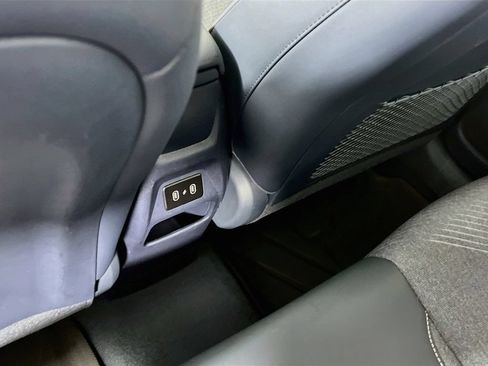 Certified 2025 Hyundai Venue Limited FWD image 24