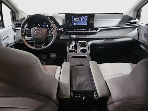 Certified 2025 Toyota Sienna LE image 11