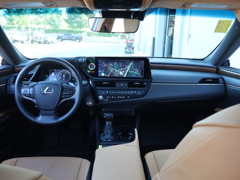 Used 2025 Lexus ES 300h w/ Premium Package FWD image 15