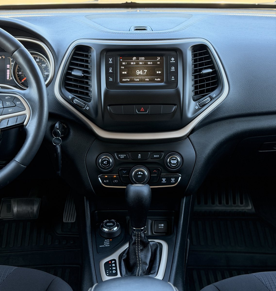 Used 2015 Jeep Cherokee Latitude AWD/4WD image 12